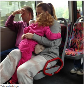 Kleines Mädchen im Bus geschlagen und getreten (Kein Fake)