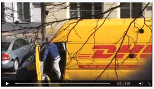 Video: DHL-Bote geht auf einen Kunden los!
