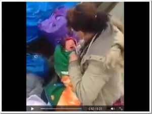 Mutter schlägt Kind ins Gesicht (Videoanlayse)