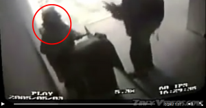 Sicherheitskamera filmt Überfall auf alte Dame – Echtes Video, falsche Vermutungen