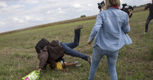 Ungarische Kamerafrau will Facebook verklagen – und den Flüchtling