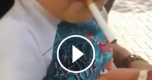 Das Video mit einem rauchenden Kleinkind