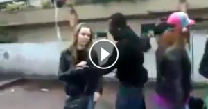 Mädchen wird von zwei Männern attackiert!