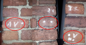 Die geheimen Zeichen auf der Hausmauer. Täter hinterlassen Markierungen und spähen so Häuser und Wohnungen aus.