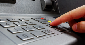 Manipulierte Geldautomaten – Polizei warnt vor sogenanntem „Skimming“