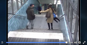 Video-Clip: In einer U-Bahnstation versucht ein Mann eine Handtasche zu stehlen. Wird jedoch von einer jungen Frau aufgehalten.