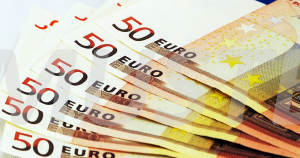 Unbekannte verschenkt 50-Euro-Scheine