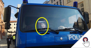 Polizeiwagen+Compact-Magazin=Polizeibeamte versetzt
