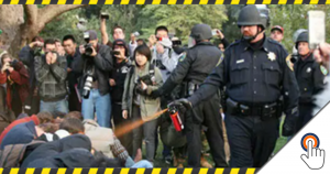 Geen FAKE – politieagent besproeit studenten met pepperspray.