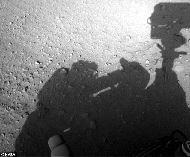 mars-curiosity-man-shadow-fixing-camera