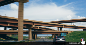 Gegenstand von Autobahnbrücke geworfen – Auto getroffen
