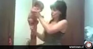 Video op Facebook: Deze moeder “schommelt” haar baby
