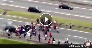 Videoanalyse: Auto fährt über Gruppe von Demonstranten