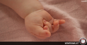 Säugling in Hauseinfahrt ausgesetzt – Wer kann Hinweise geben?
