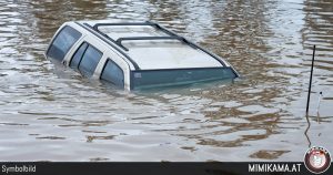 Auto fährt in Kanal – Fahrer flüchtet in Badehose Richtung Ufer
