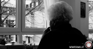 Trickdiebin gibt sich als Pflegedienstmitarbeiterin aus und bestiehlt mit Komplizin 93-Jährige