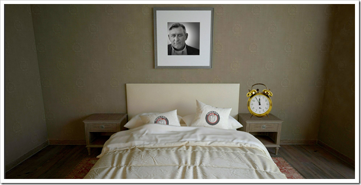 Sleeping room: bed linen with an elegant Mimikama logo and a gold alarm clock. In the photo on the wall is the Upper Thumb, also called the “Oide”. 