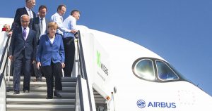 Faktencheck: Was macht Merkel da in einem „Chemtrail-Flieger“?