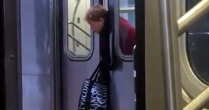 Die Frau mit dem Kopf in der Zugtür