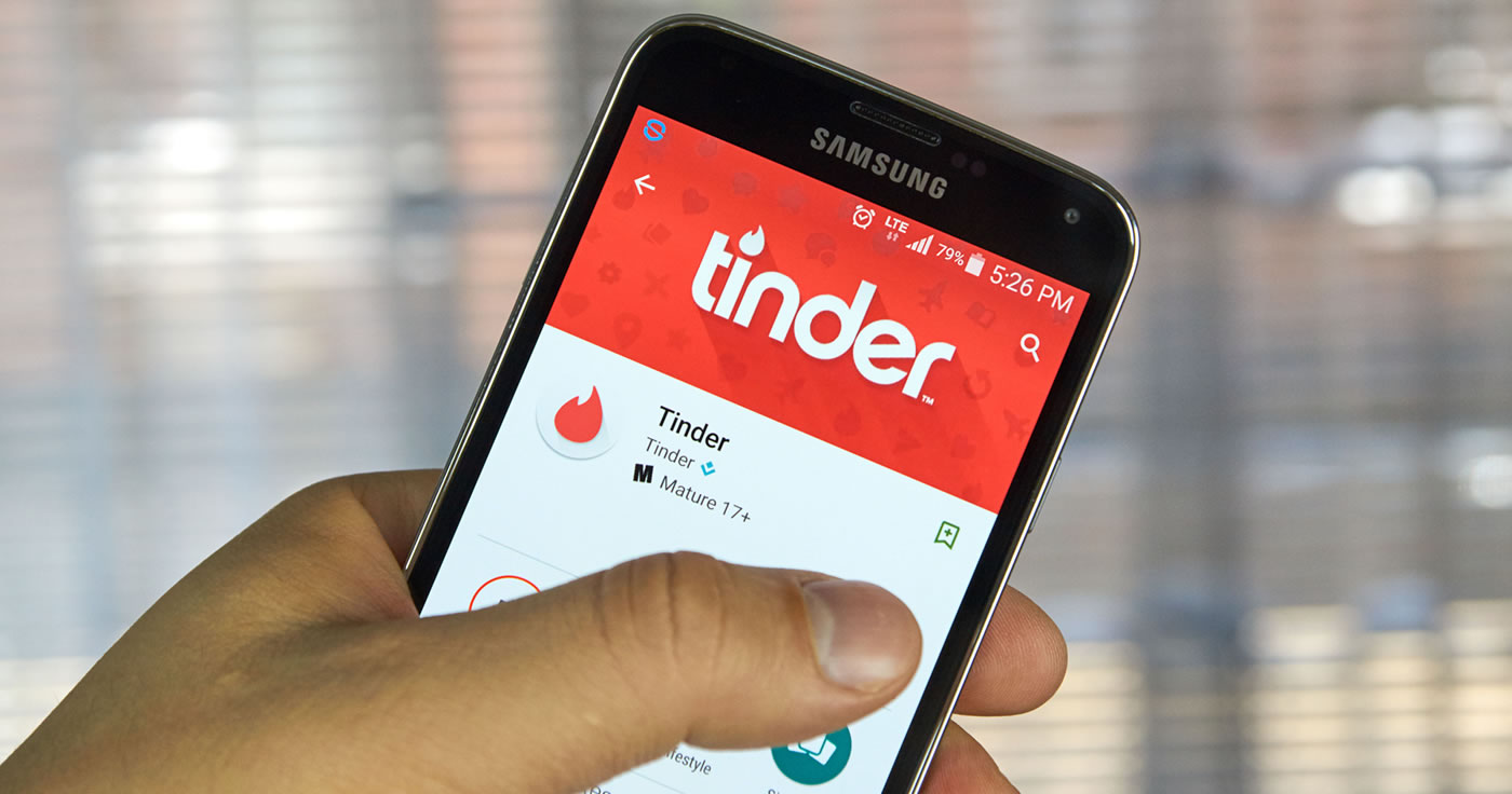 Tinder ist oberflächlich. / Artikelbild: dennizn - Shutterstock.com