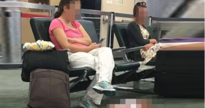 Faktencheck: Frau legt das Baby auf den Boden eines Flughafens und spielt mit dem Smartphone?