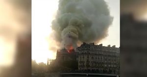 Notre Dame brennt! Turm eingestürzt