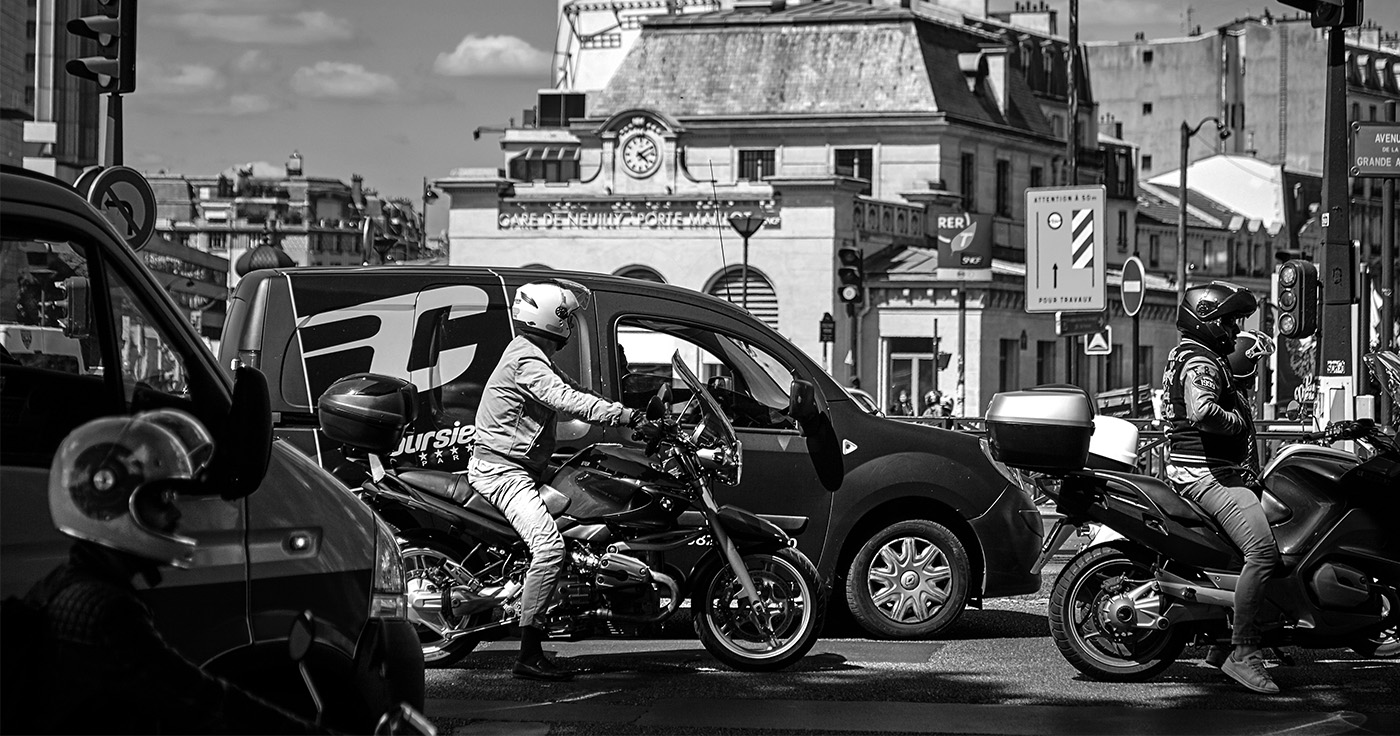 Mit dem Motorrad an Autos vorbeischlängeln - darf man das? / Artikelbild: Mike_O - Shutterstock.com