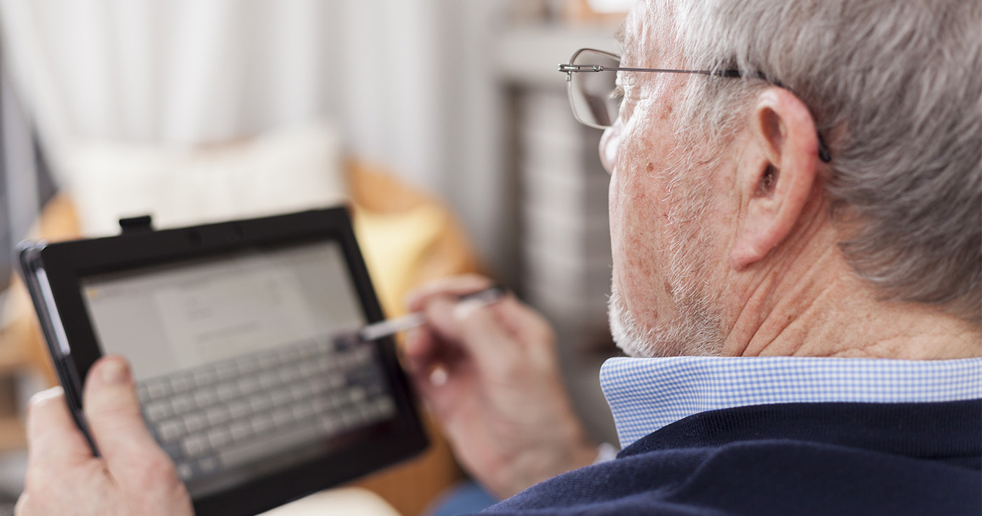 Ältere Person mit Tablet: Sorge über Betrug / Artikelbild: Andreas Saldavs - Shutterstock.com