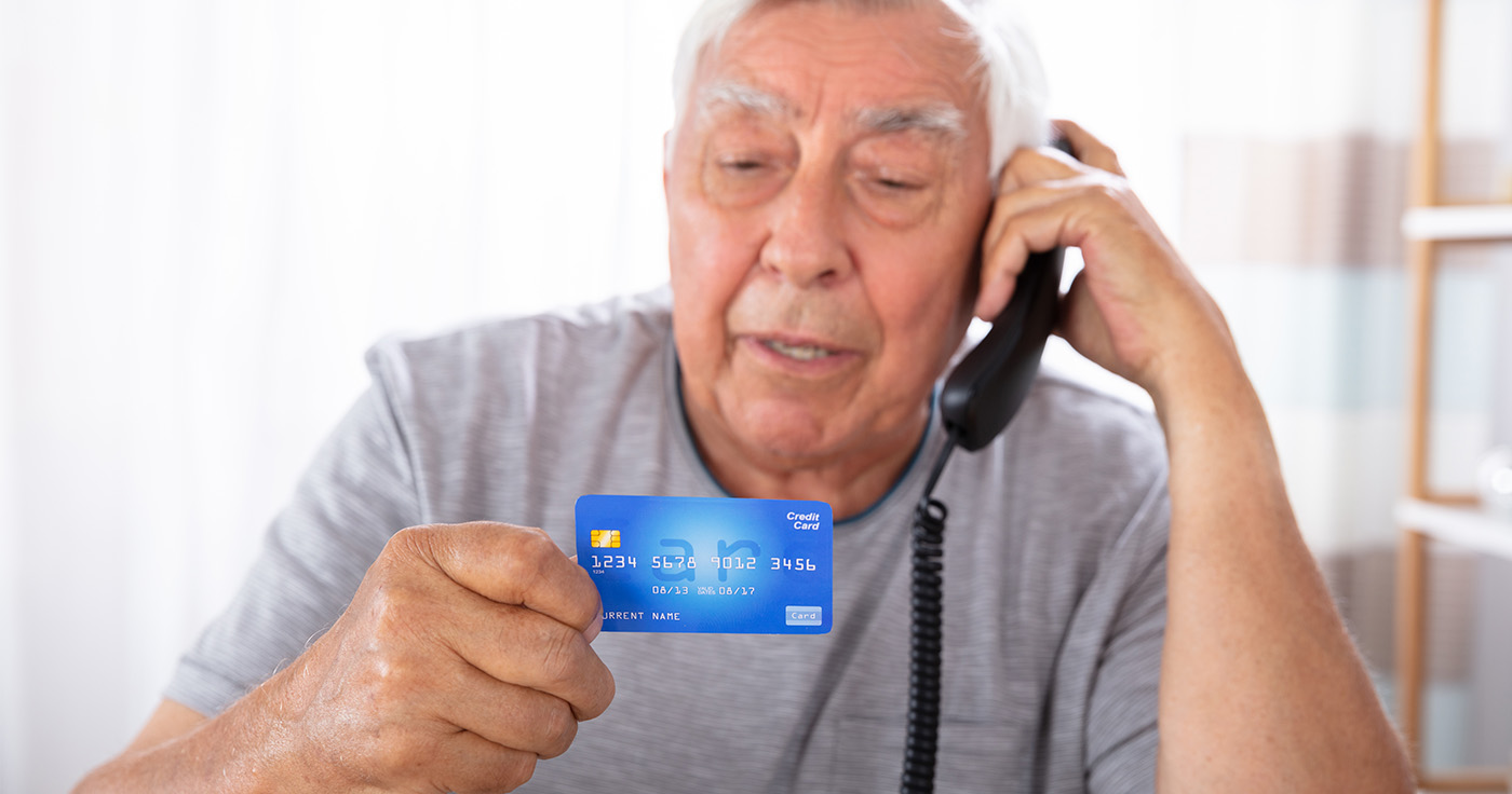 Vorsicht, wenn vermeintliche Enkel am Telefon Geld fordern! / Artikelbild: Andrey_Popov - Shutterstock.com