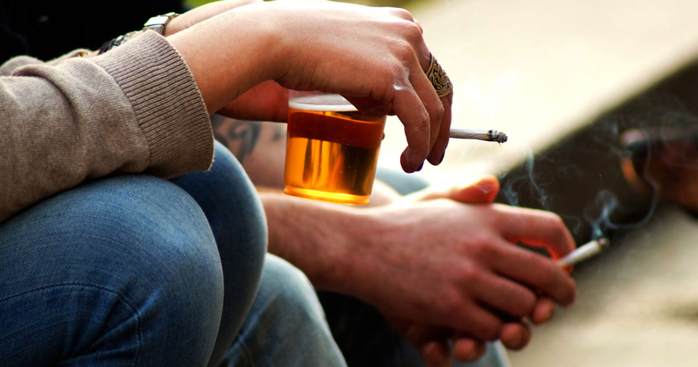 Häufige Darstellungen von Trinken und Rauchen in England - Einfluss auf Jugendliche befürchtet