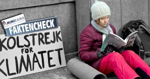 Faktencheck zu „REIN ZUFÄLLIG: Greta sitzt mit selbstgebasteltem Pappschild an einer Hauswand in Schweden auf dem Boden.“