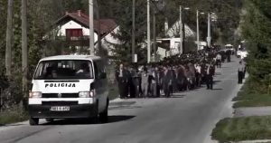 Flüchtlinge gehen zu Hunderten auf einer Straße: Der Faktencheck