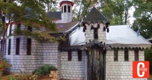 Unglaubliche Fassade: Mann verwandelt sein Haus zu Halloween in eine Burg
