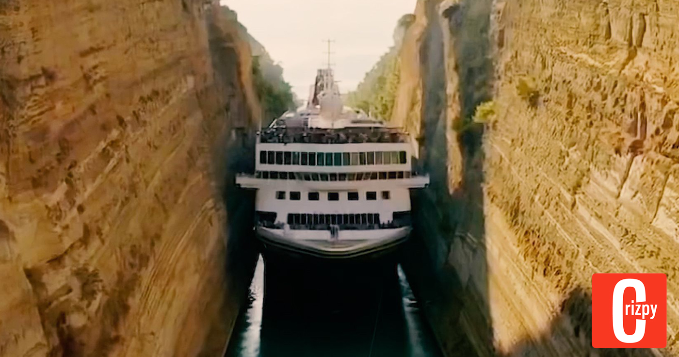 Kreuzfahrtschiff quetscht sich durch Kanal von Korinth