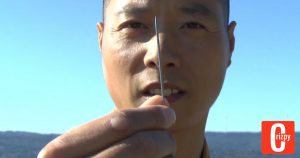 Krass! Shaolin Mönch wirft Nadel durch Scheibe!