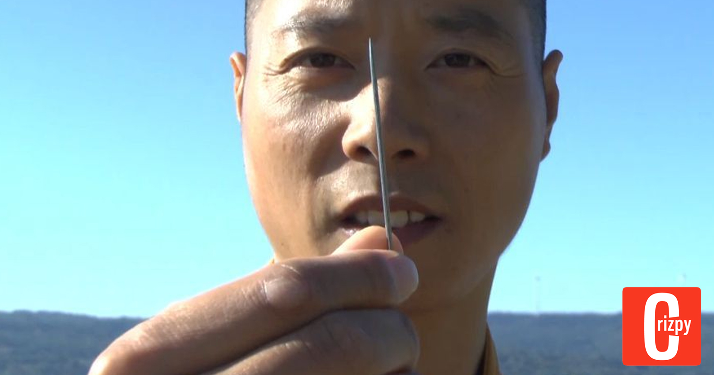 Shaolin Mönch wirft Nadel durch Scheibe!