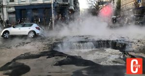 Apokalyptische Szenen in Kiew: Straße sackt nach Rohrbruch ab