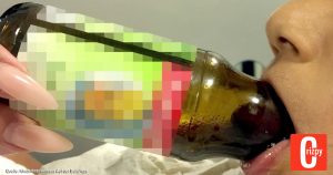 Junge ist mit seiner Zunge in einer Glasflasche stecken geblieben