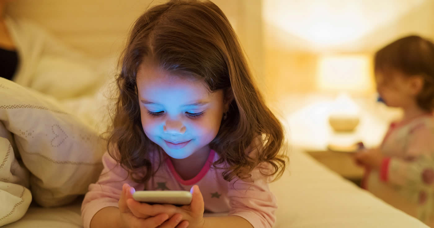 Kinder sollte man mit dem Smartphone nicht alleine lassen!
