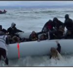 Hier sieht man die Frau auf den Fotos in dem Boot