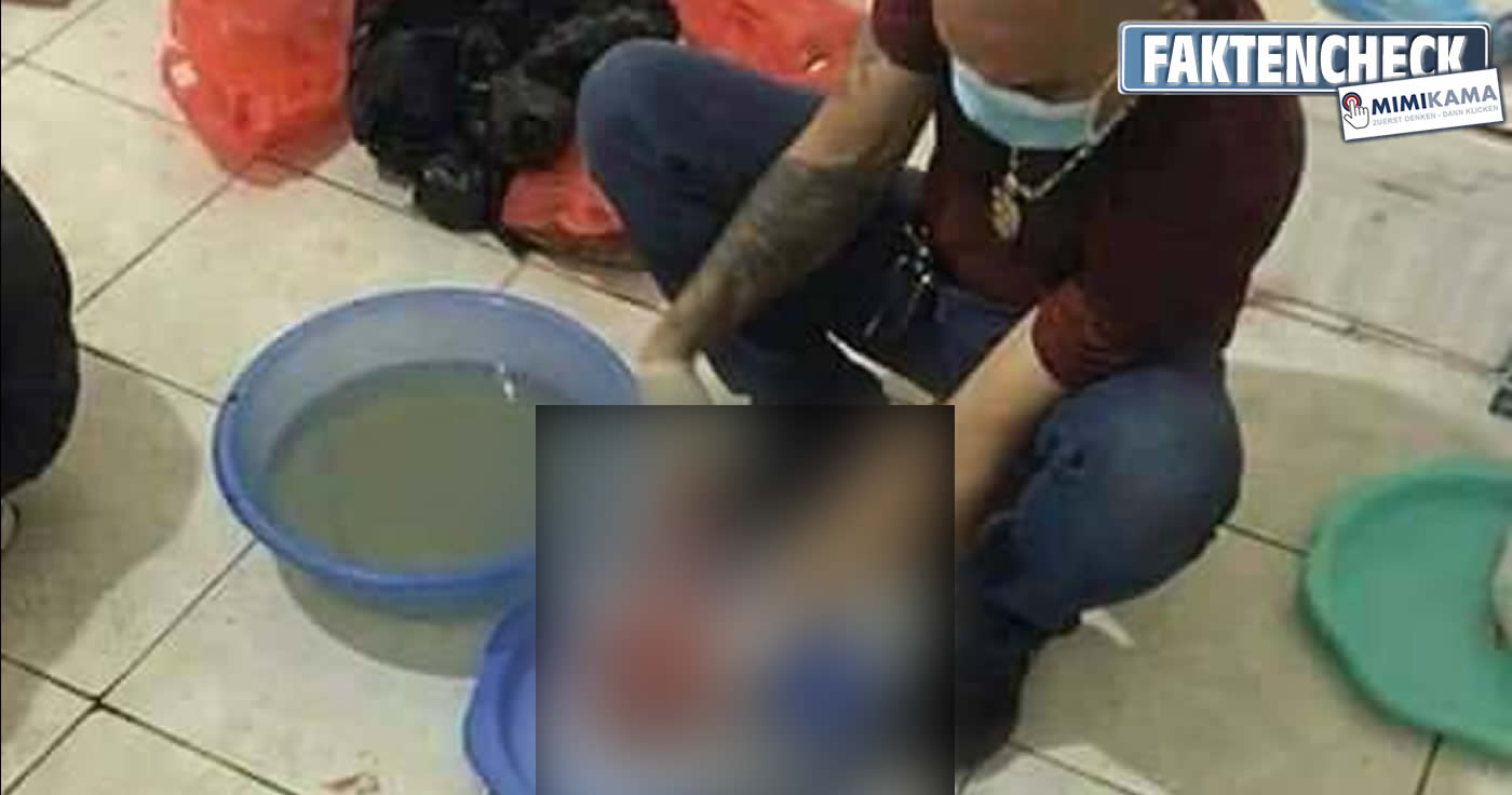 Mann badet Föten auf dem Fußboden - der Faktencheck