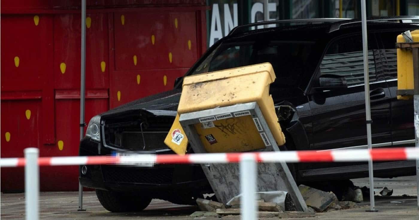 Berlin: Auto fährt in Menschengruppe - Fahrer festgenommen