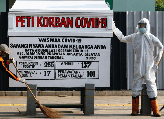 Kein Fake: Im Sarg liegen für Masken-Verweigerer – mimikama.org Ein Sarg in Jakarta, Bildquelle: Reuters