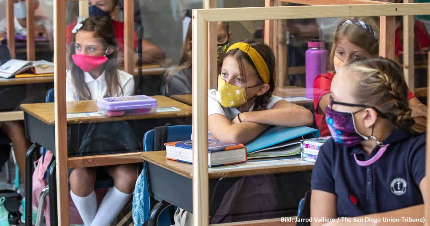 Schultische mit Plexiglas-Abtrennungen, um Schule eröffnen zu können