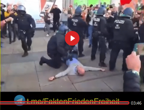 Kein Genickbruch eines Demonstranten durch einen Polizisten – mimikama.org Der Mann am Boden aus anderer Perspektive