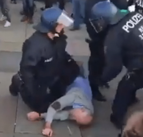 Kein Genickbruch eines Demonstranten durch einen Polizisten – mimikama.org Der Mann in stabiler Seitenlage