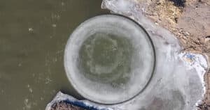 Dreht sich wie von Geisterhand: Kreisrunde Eisscheibe in China
