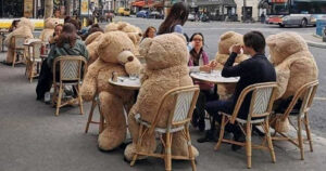 Bärig: Riesige Plüschbären in einem Pariser Café