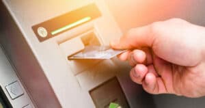 Was passiert eigentlich, wenn im Geldautomaten die Karte stecken bleibt?