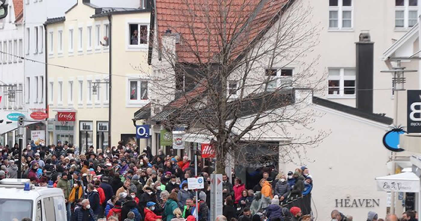 Trotz verbotener Demos: Rund 1.000 "Querdenker" in Kempten unterwegs